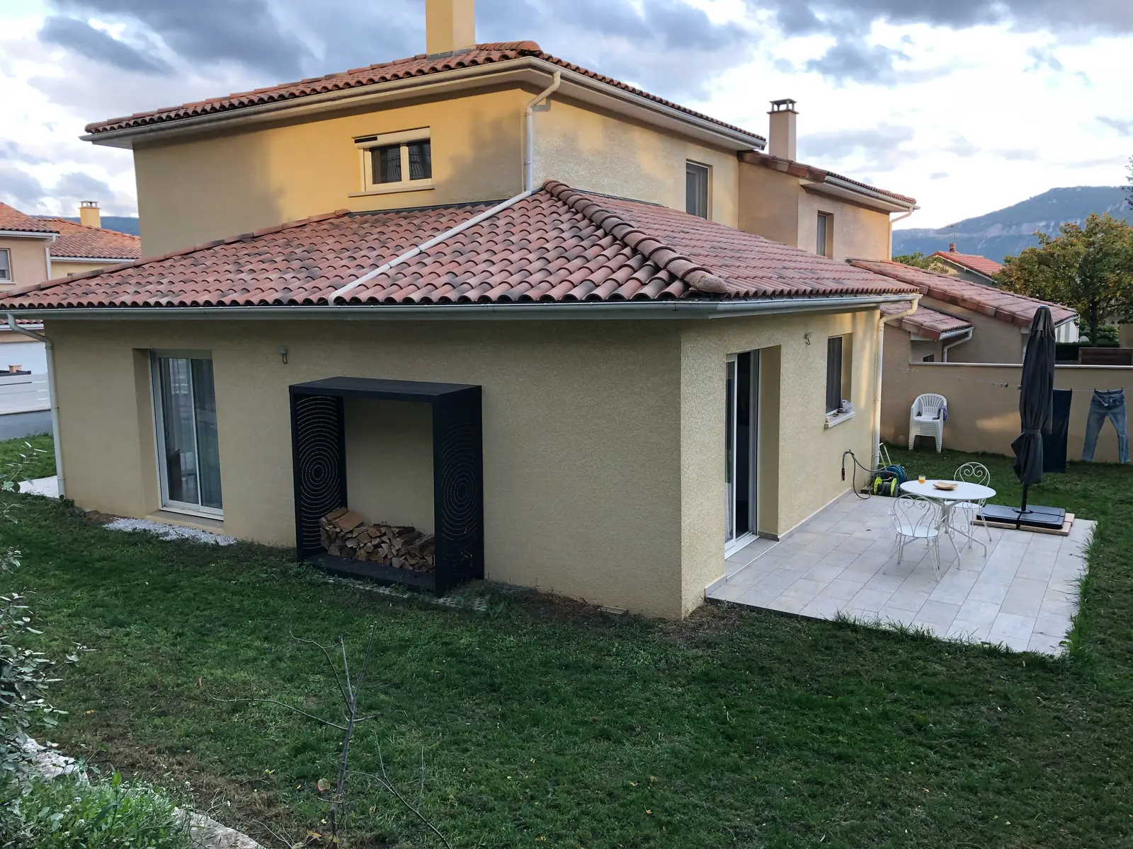 Maison équipée de menuiseries dans le paysage de Millau