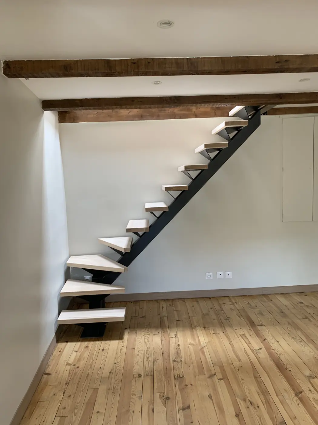 Escalier intérieur en bois avec structure en métal noir